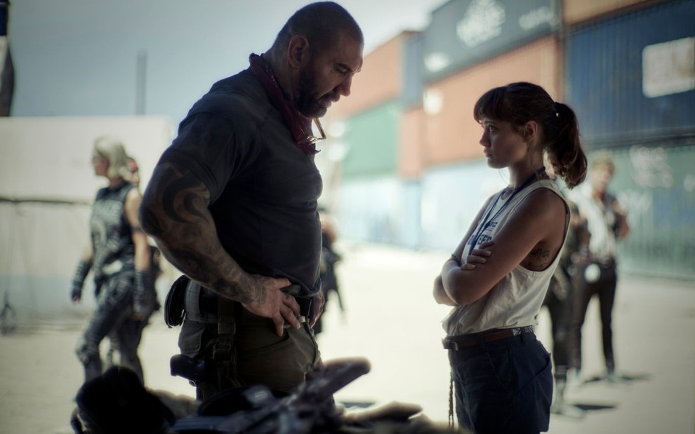 Os atores David Bautista e Ellen Purnell, em Army of the Dead: Invasão em Las Vegas