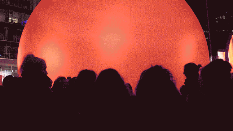 Aquisição de 'Rebel Moon' na Piazza Gae Aulenti em Milão.