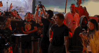 Zack Snyder direcionando fãs na experiência imersiva do trailer de ‘Rebel Moon’ na CCXP em São Paulo