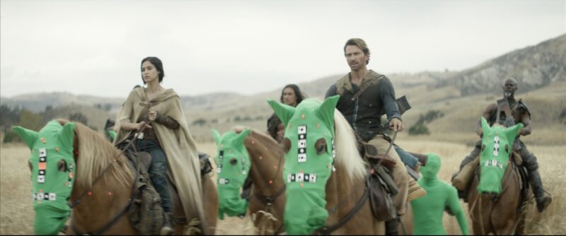 Rebel Moon - Parte 1: A Menina do Fogo (Esq-Dir) Sofia Boutella como Kora, Michiel Huisman como Gunnar e Djimon Hounsou como Titus em Rebel Moon - Parte 1: A Menina do Fogo. Cr. Netflix © 2023