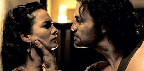 Foto: Reprodução HBO Max - Filme: 300, violência contra mulher